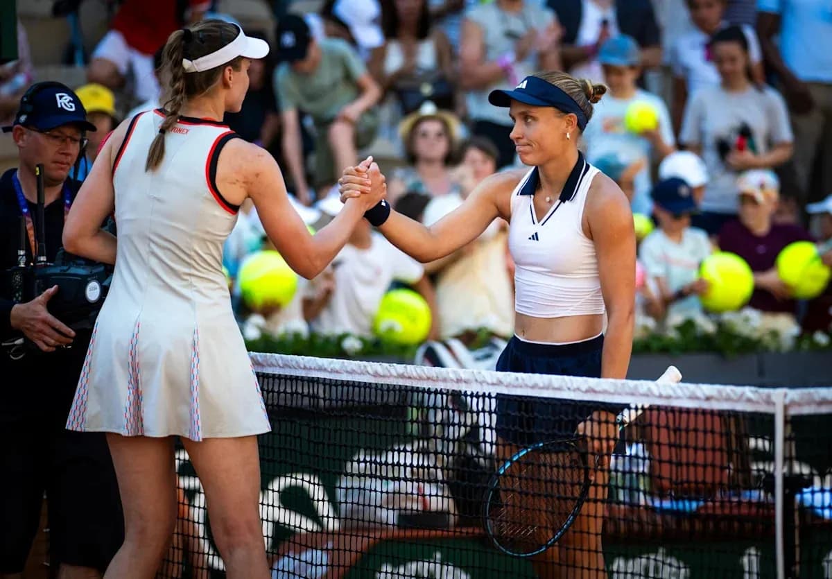 Deux joueuses se serrant la main après le match Deux joueuses se serrant la main après le match