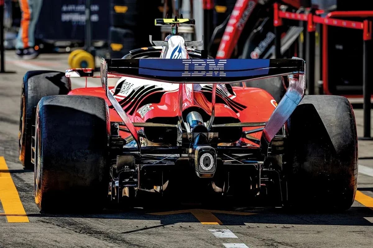 Voiture de course rouge dans les stands Voiture de course rouge dans les stands