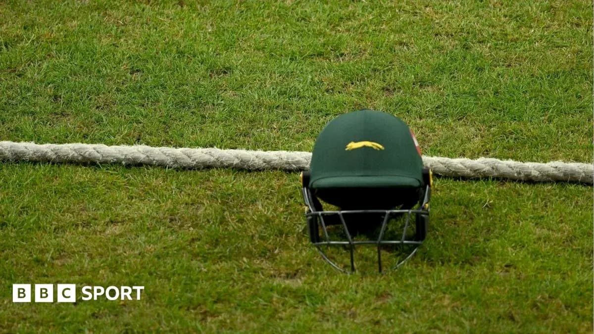Casque de cricket posé sur l'herbe Casque de cricket posé sur l'herbe