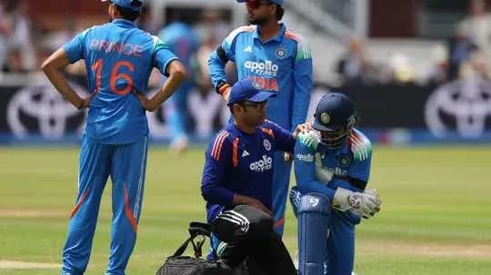 Joueurs indiens discutant lors d'une pause de match Joueurs indiens discutant lors d'une pause de match