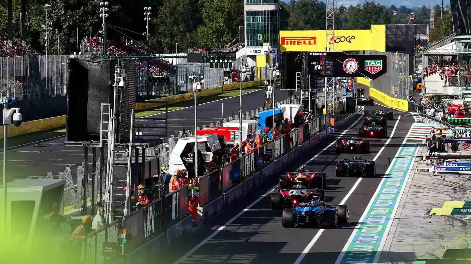 Voitures de F1 entrant dans les stands pendant la course Voitures de F1 entrant dans les stands pendant la course