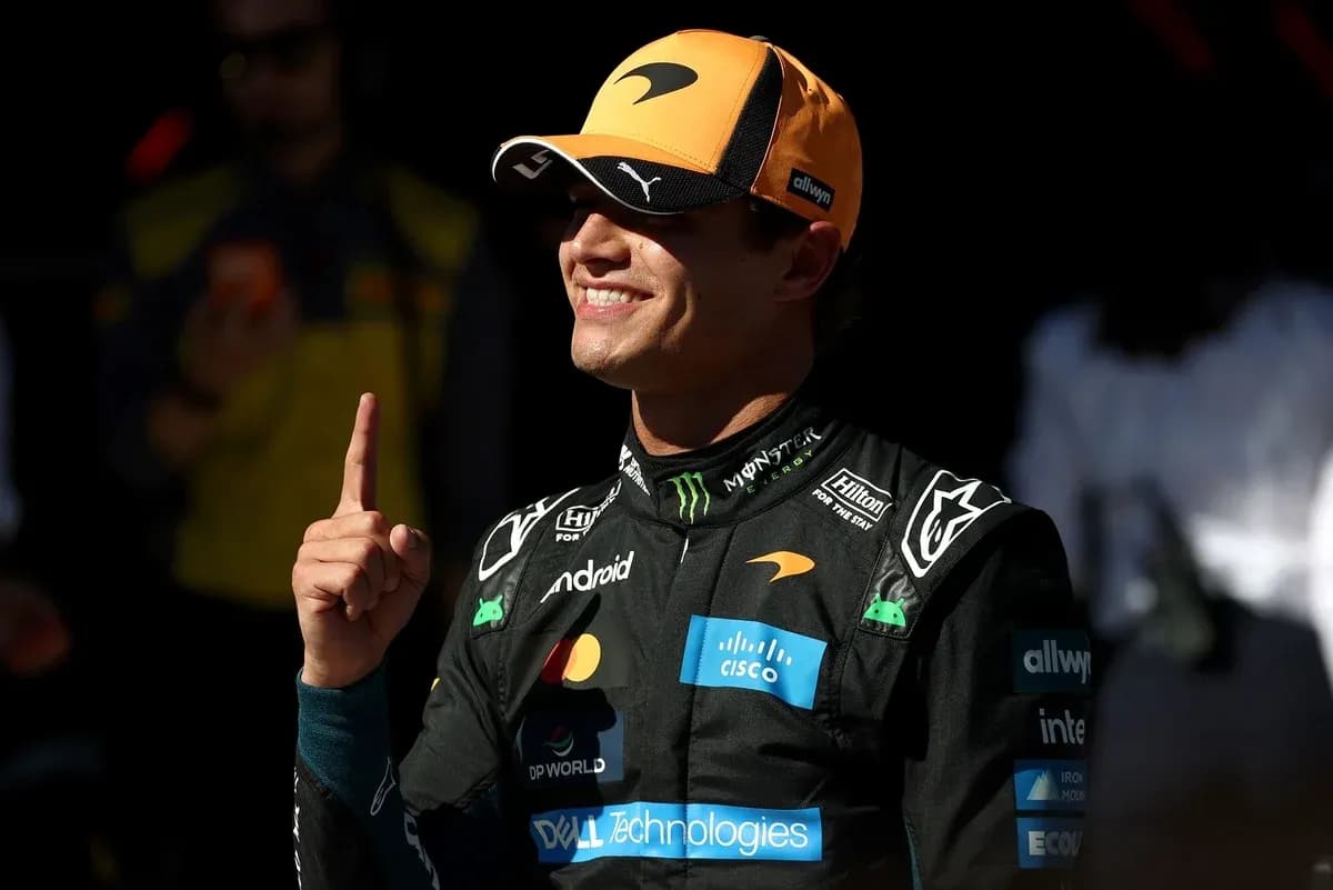 Pilote de Formule 1 célébrant avec un doigt levé Pilote de Formule 1 célébrant avec un doigt levé