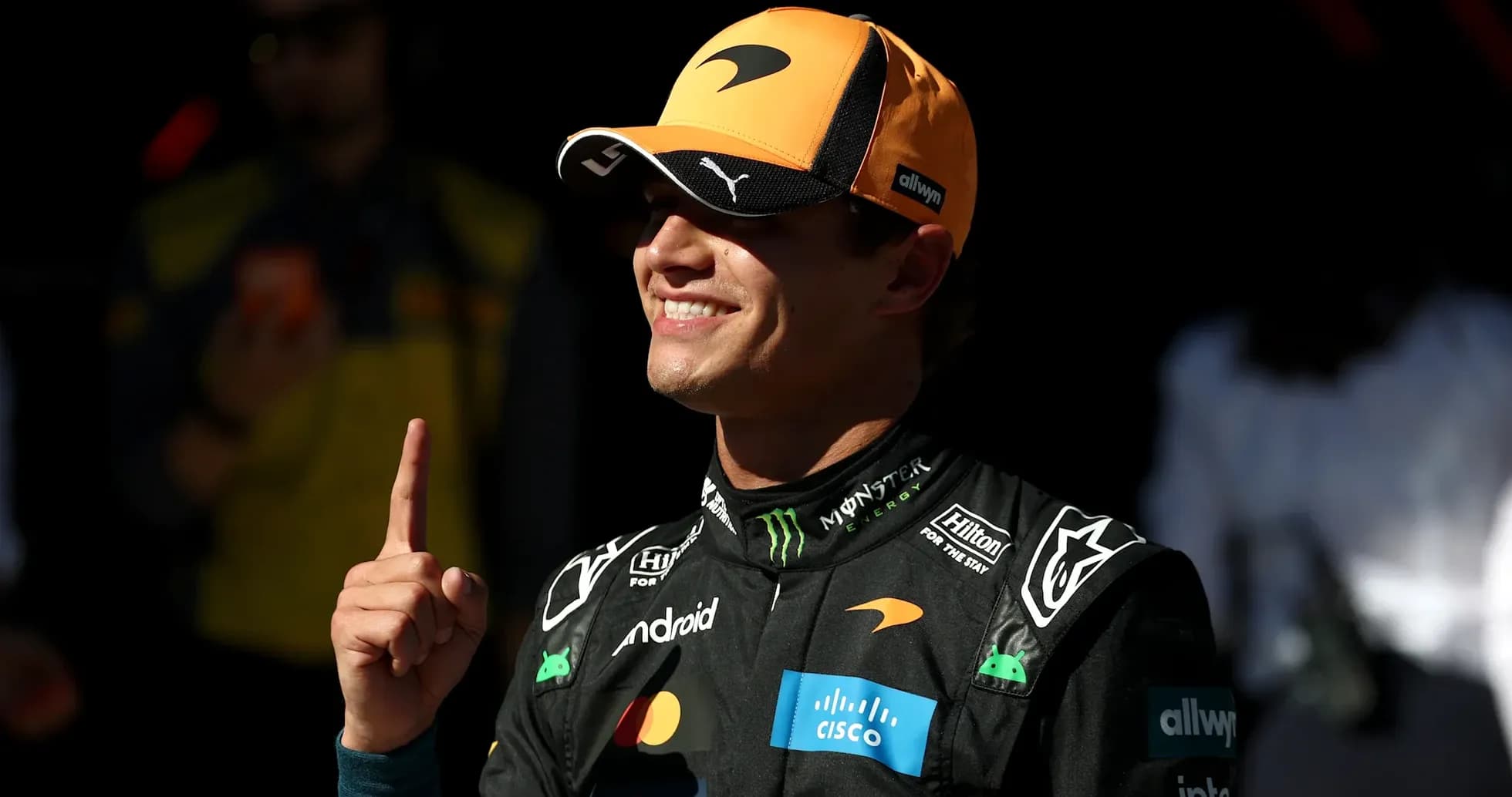 Pilote de F1 montrant un doigt en signe de victoire Pilote de F1 montrant un doigt en signe de victoire