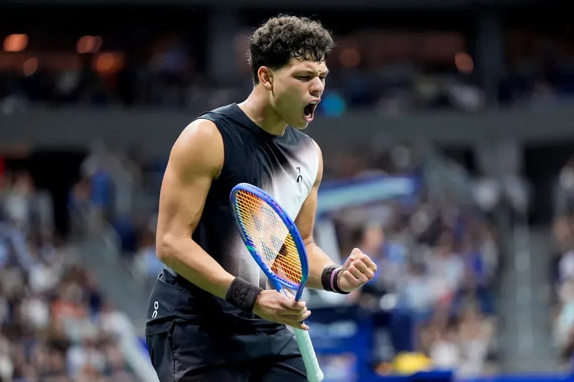Joueur de tennis célébrant un point gagné Joueur de tennis célébrant un point gagné