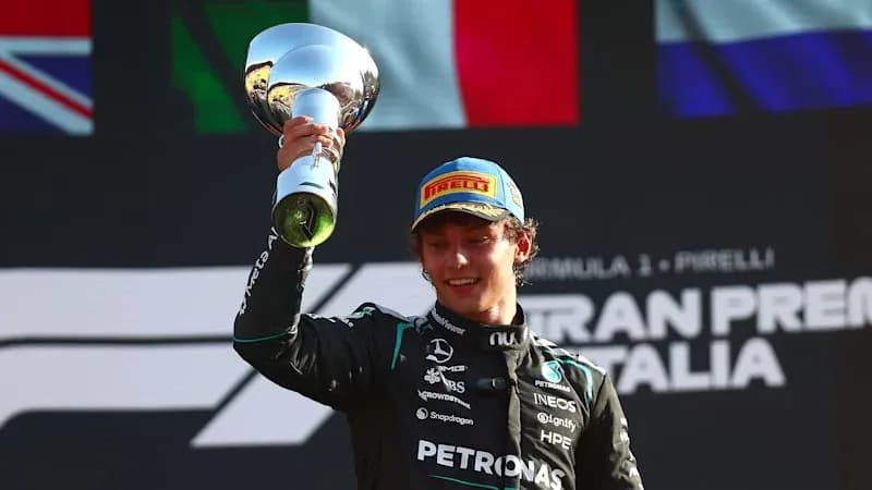 Pilote levant un trophée après la victoire Pilote levant un trophée après la victoire