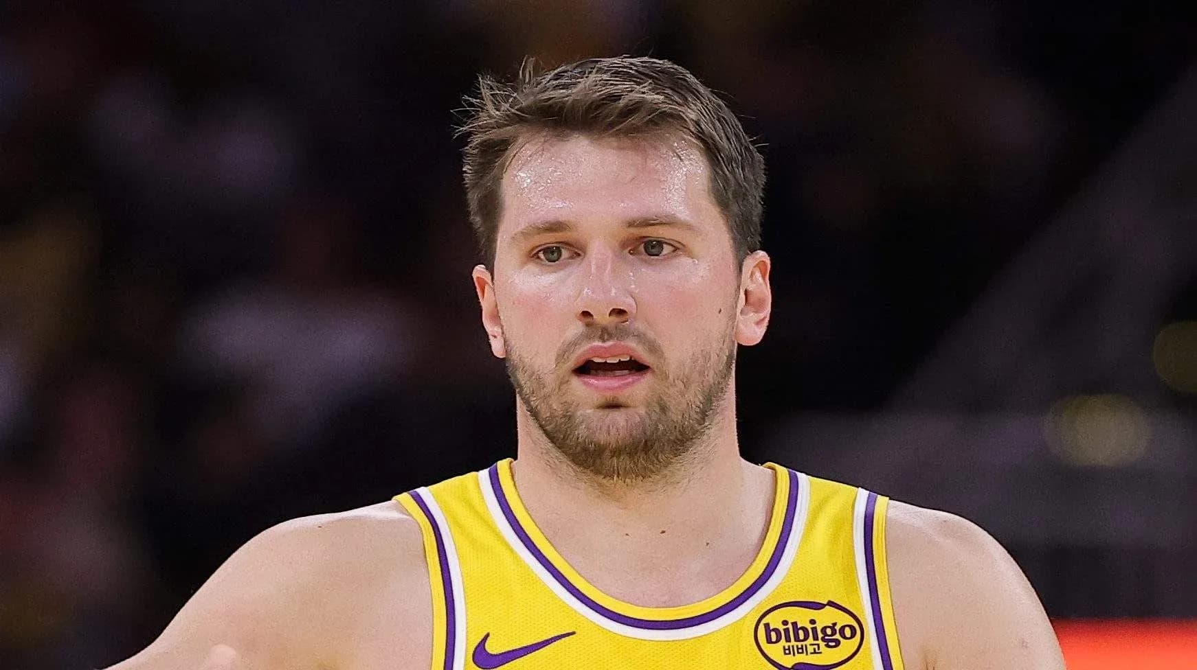 Joueur de basket-ball en uniforme des Lakers Joueur de basket-ball en uniforme des Lakers