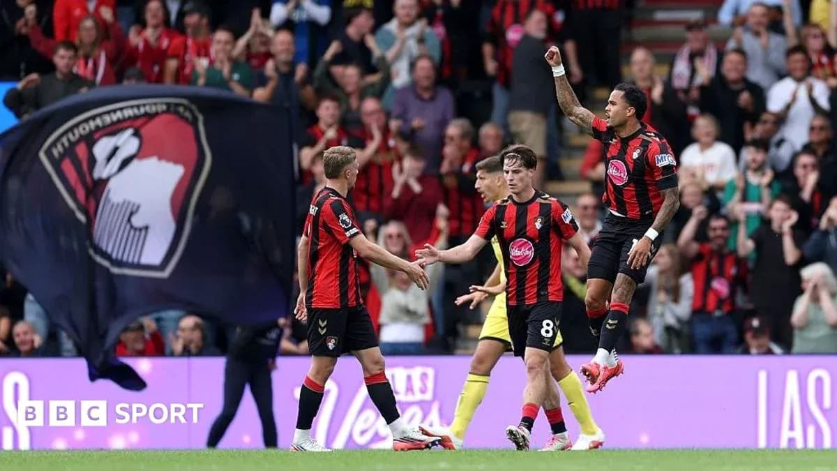 Joueurs de Bournemouth célébrant un but devant les supporters Joueurs de Bournemouth célébrant un but devant les supporters
