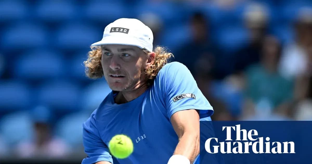 Joueur de tennis frappant une balle en plein match Joueur de tennis frappant une balle en plein match