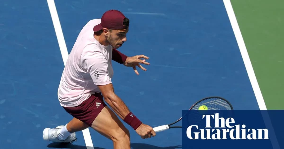Joueur de tennis effectuant un coup sur le court Joueur de tennis effectuant un coup sur le court