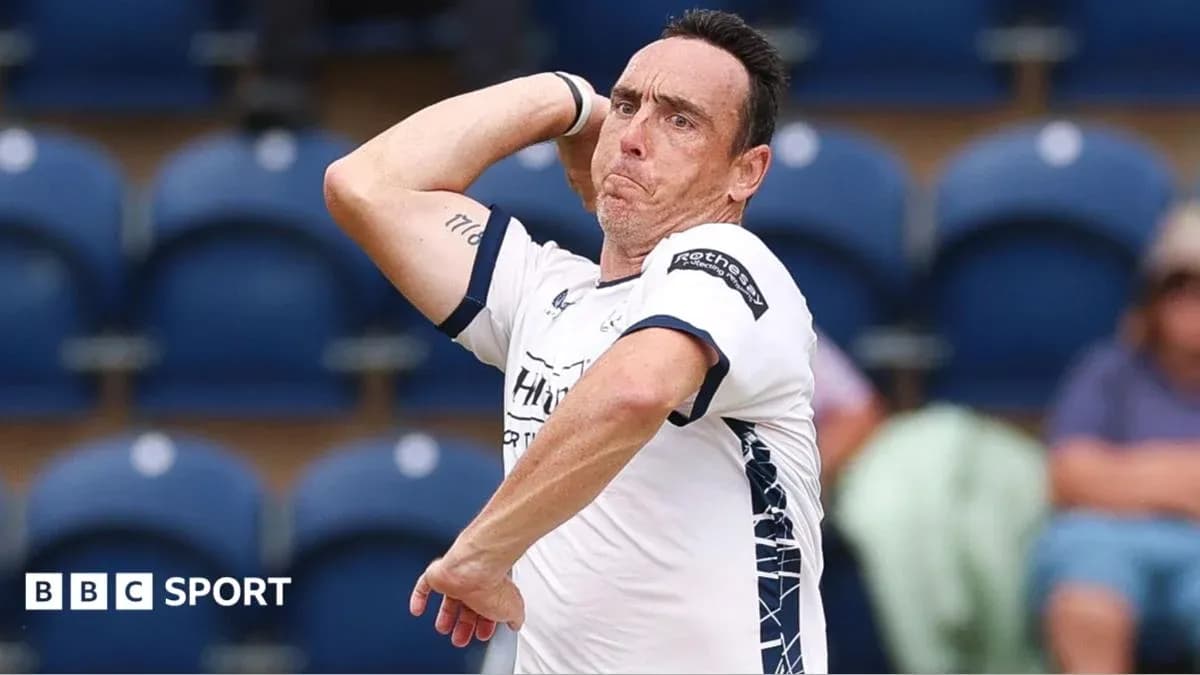 Joueur lançant une balle sur le terrain de sport Joueur lançant une balle sur le terrain de sport
