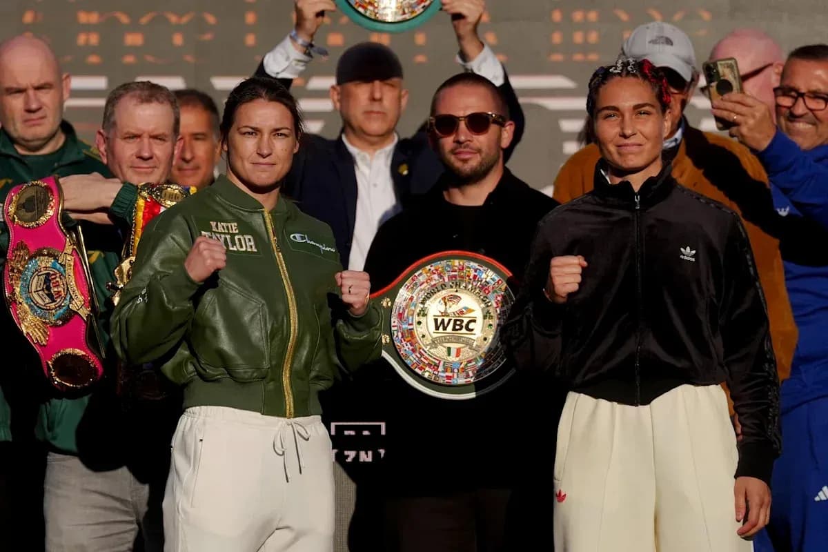Katie Taylor et adversaire posant avec ceintures de boxe Katie Taylor et adversaire posant avec ceintures de boxe