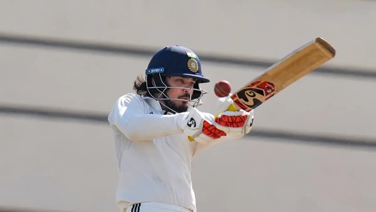 Joueur de cricket frappant la balle avec une batte Joueur de cricket frappant la balle avec une batte