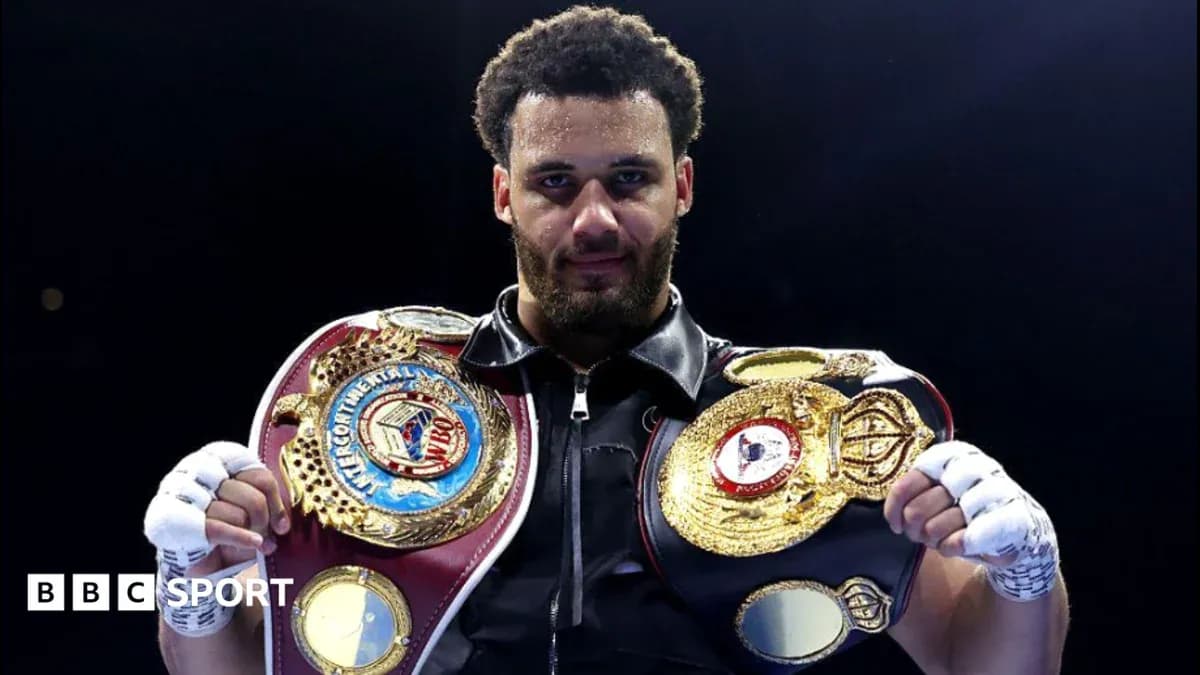 Boxeur tenant deux ceintures de champion sur le ring Boxeur tenant deux ceintures de champion sur le ring
