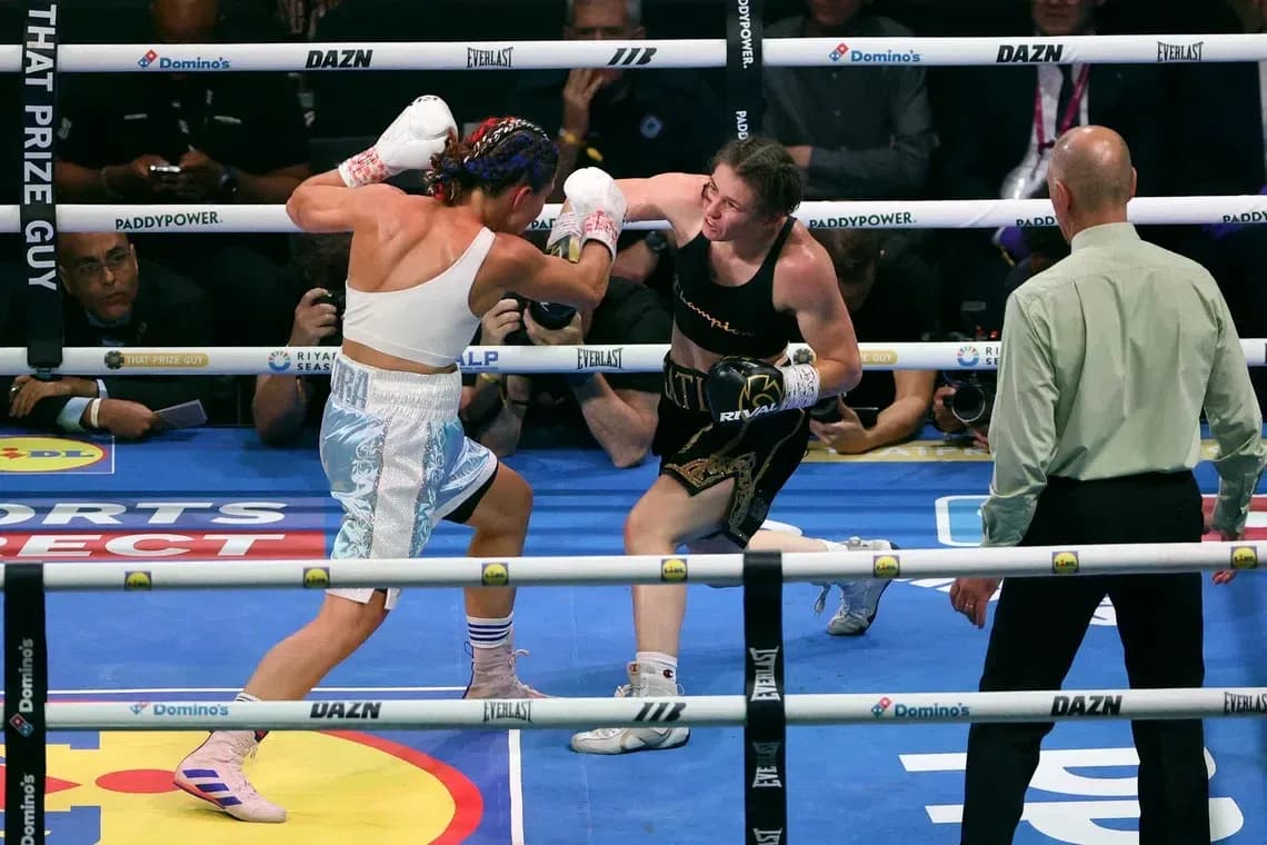 Deux boxeuses s'affrontant sur le ring Deux boxeuses s'affrontant sur le ring