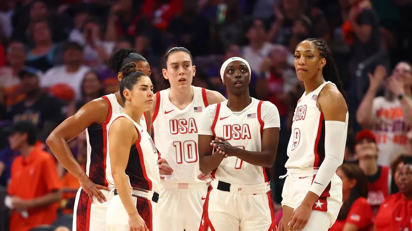 Joueuses de l'équipe USA en discussion sur le terrain Joueuses de l'équipe USA en discussion sur le terrain