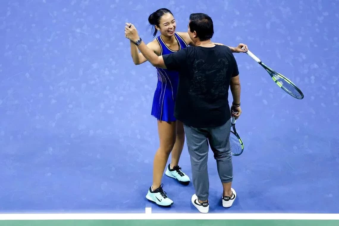 Joueuse de tennis célébrant avec son entraîneur sur le court Joueuse de tennis célébrant avec son entraîneur sur le court