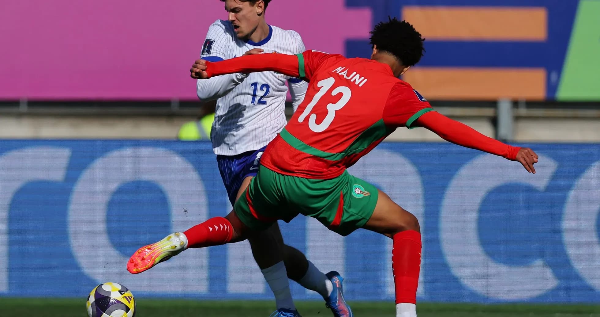 Joueur marocain tacle un adversaire pendant un match Joueur marocain tacle un adversaire pendant un match