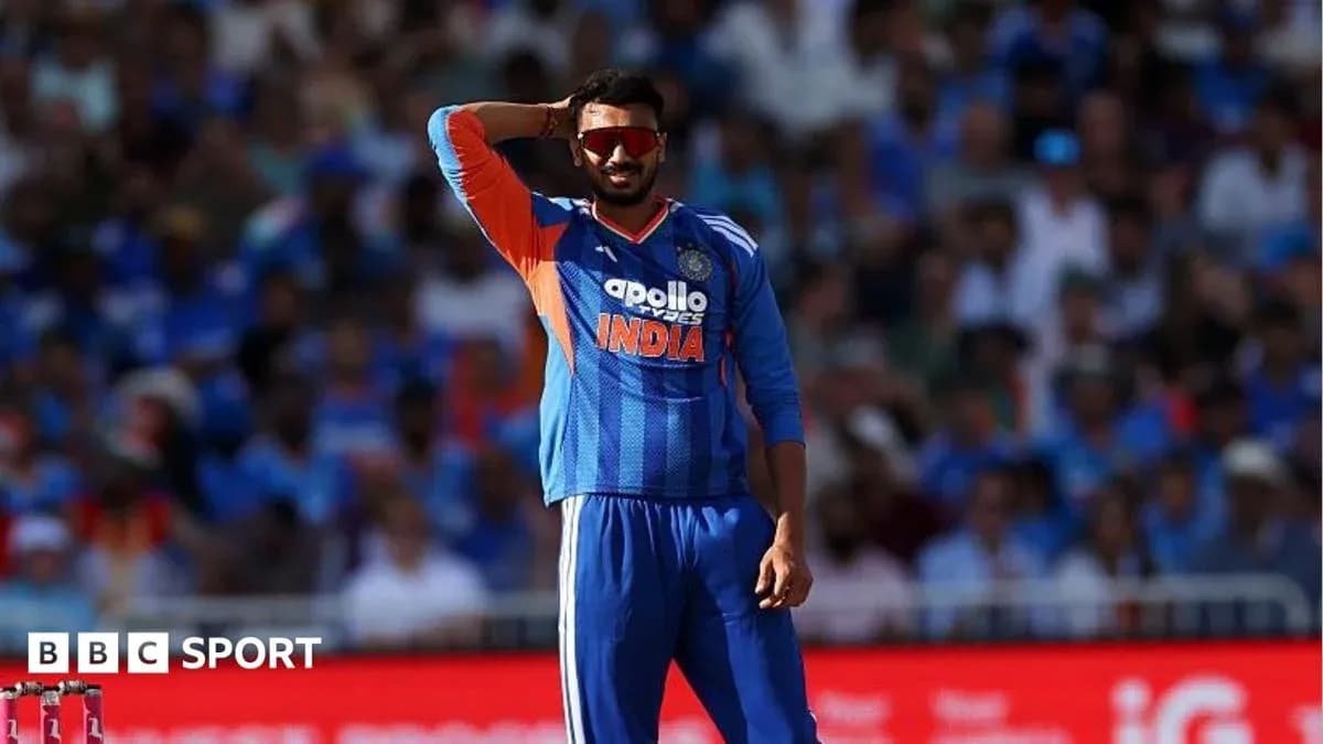 Joueur de cricket en tenue India sur le terrain Joueur de cricket en tenue India sur le terrain