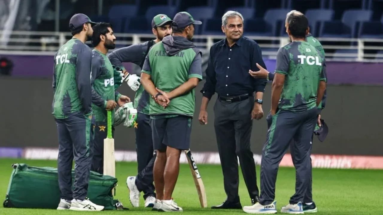 Équipe de cricket du Pakistan discutant sur le terrain Équipe de cricket du Pakistan discutant sur le terrain