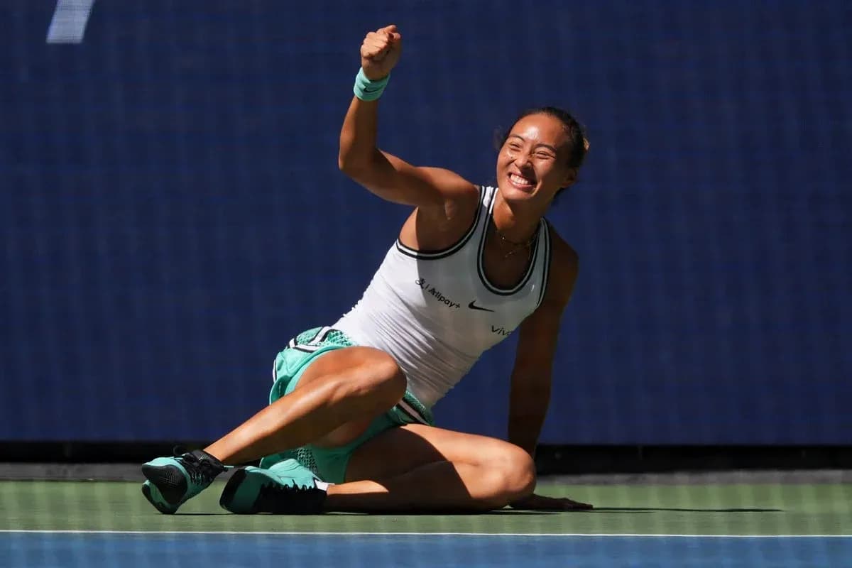 Joueuse de tennis célébrant après un point gagné Joueuse de tennis célébrant après un point gagné