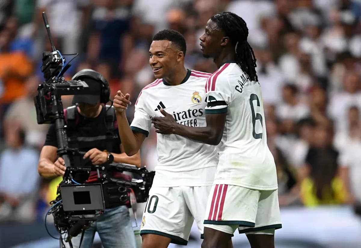 Joueurs du Real Madrid célébrant avec caméra de télévision Joueurs du Real Madrid célébrant avec caméra de télévision