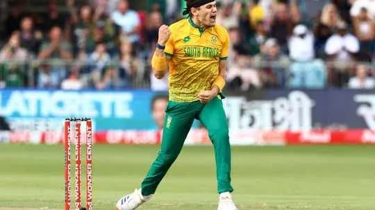 Joueur sud-africain célébrant un wicket pendant un match Joueur sud-africain célébrant un wicket pendant un match