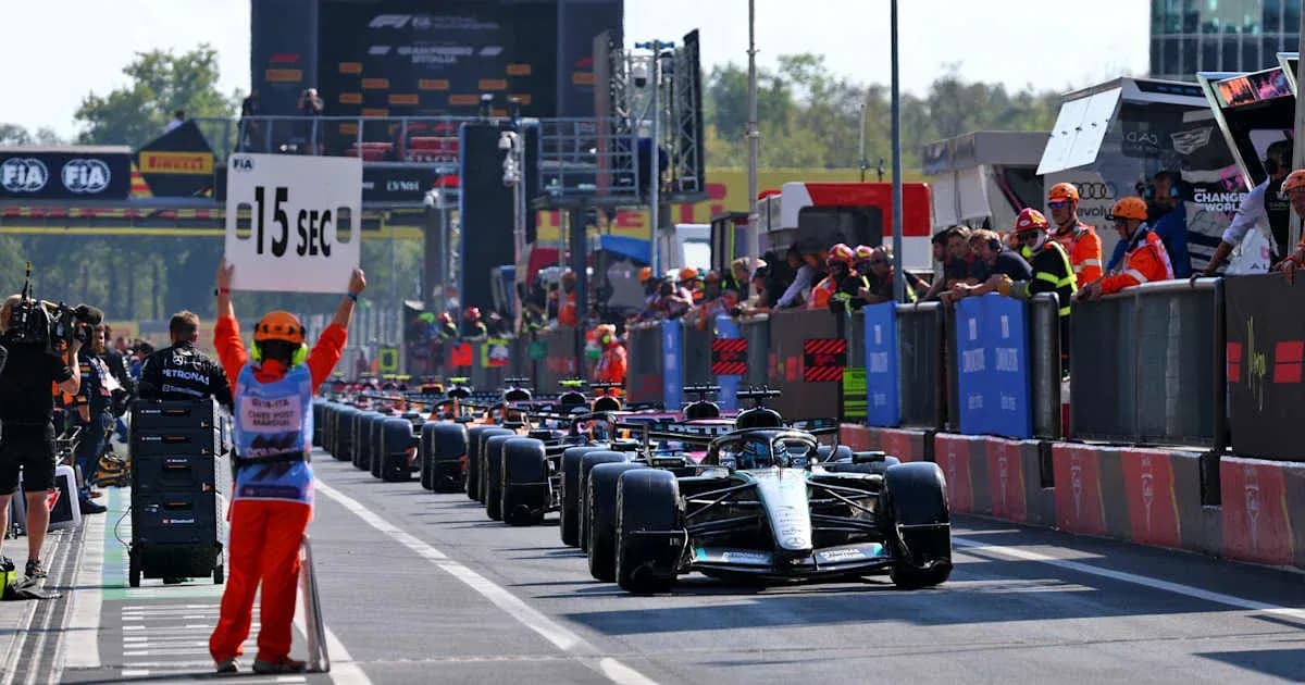 Pilotes de Formule 1 en pit lane avec panneau de 15 secondes Pilotes de Formule 1 en pit lane avec panneau de 15 secondes