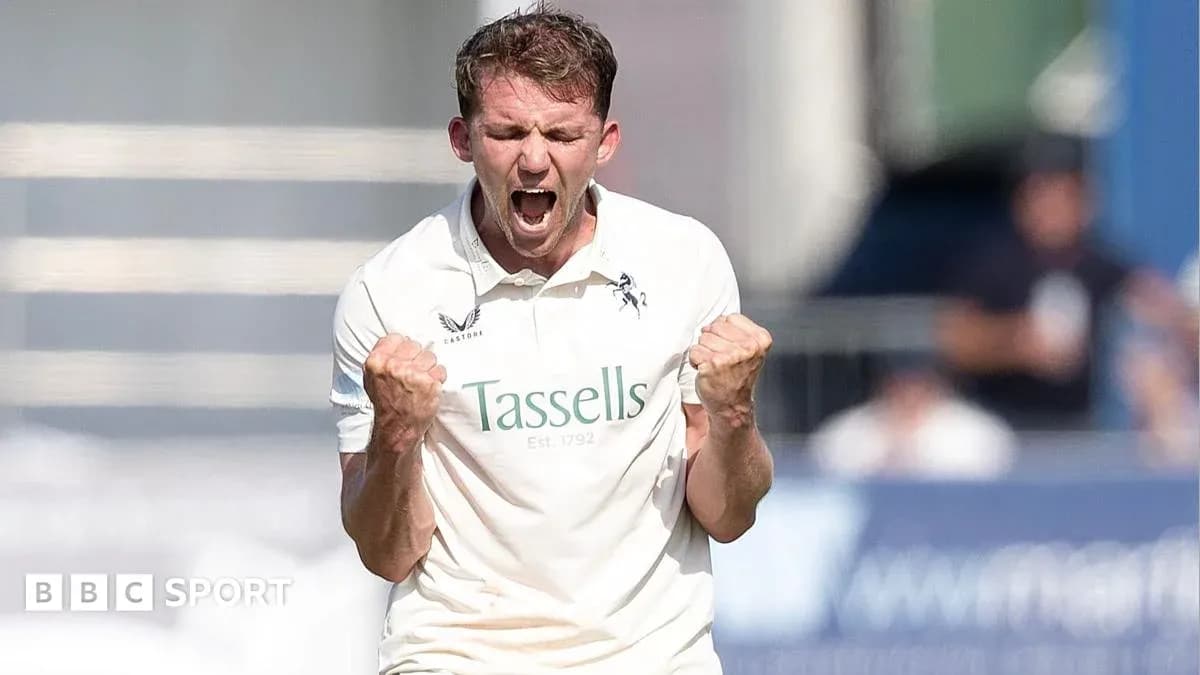 Joueur de cricket célébrant une prise réussie Joueur de cricket célébrant une prise réussie