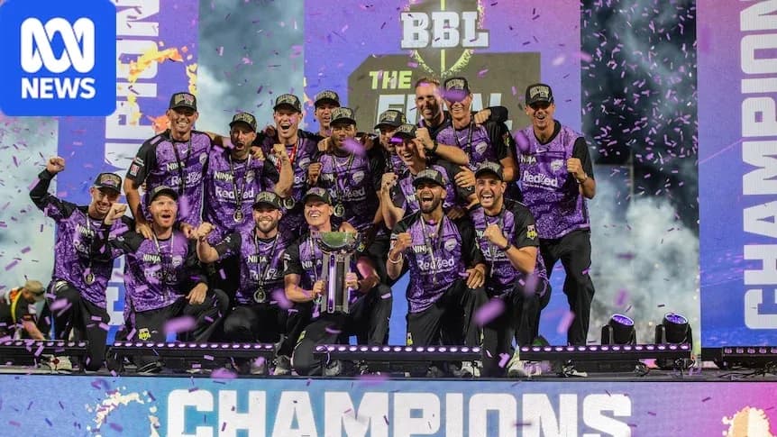 Équipe célébrant la victoire avec le trophée Équipe célébrant la victoire avec le trophée
