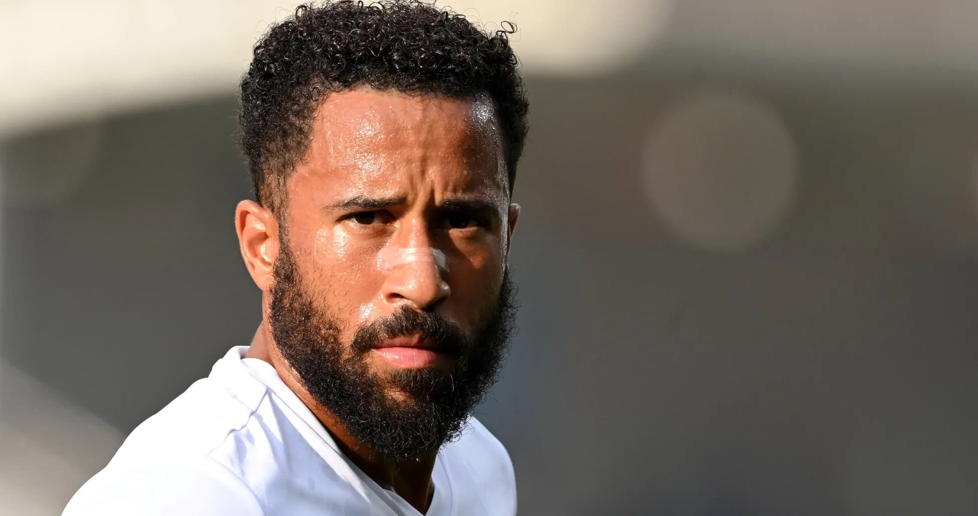 Joueur de football avec un bandage sur le nez Joueur de football avec un bandage sur le nez