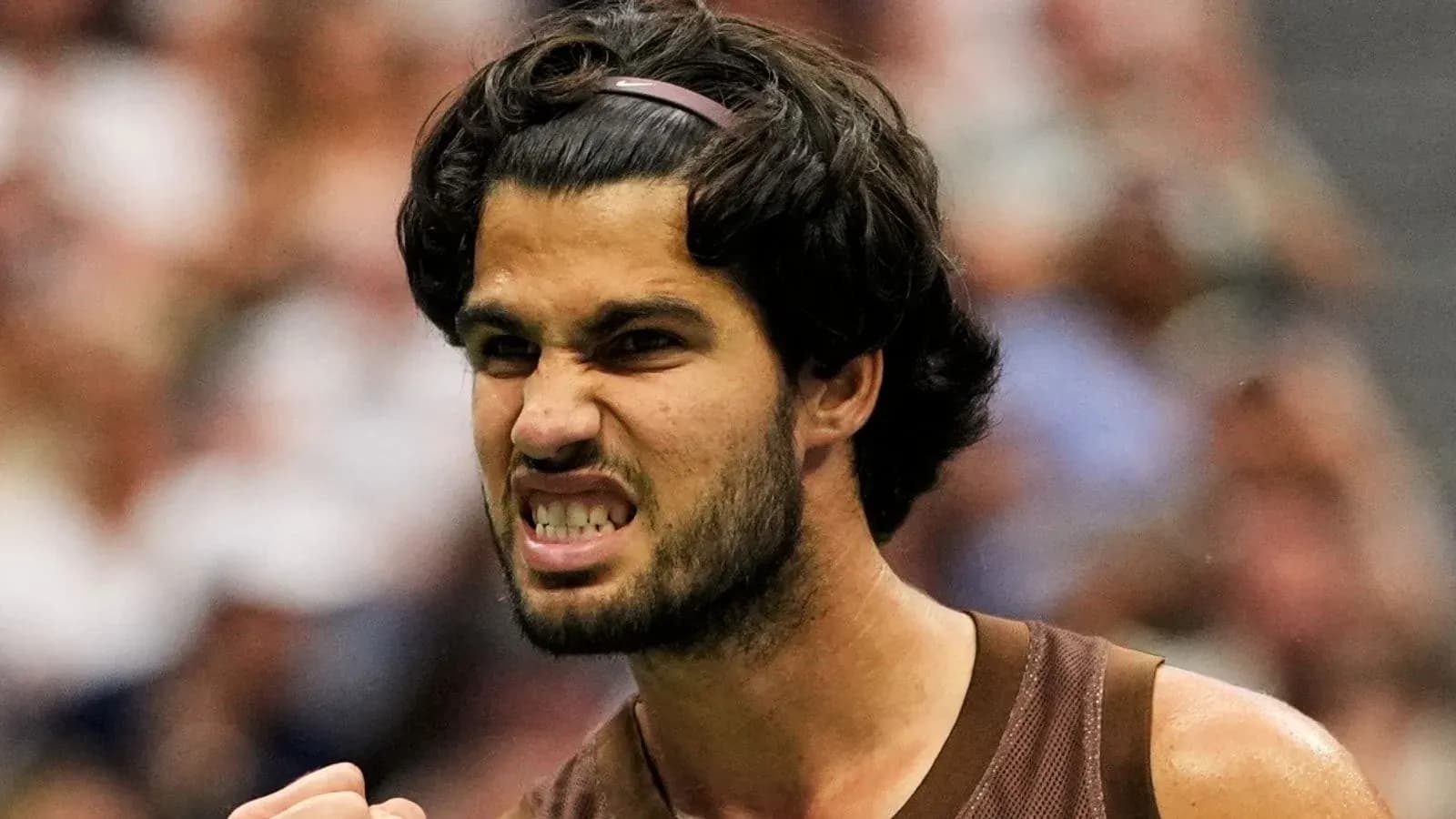 Joueur de tennis célébrant un point gagné Joueur de tennis célébrant un point gagné
