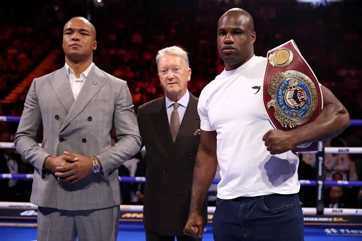 Boxeur tenant un championnat avec un promoteur et un concurrent Boxeur tenant un championnat avec un promoteur et un concurrent