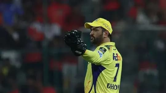 Joueur de cricket en tenue jaune faisant un signe Joueur de cricket en tenue jaune faisant un signe