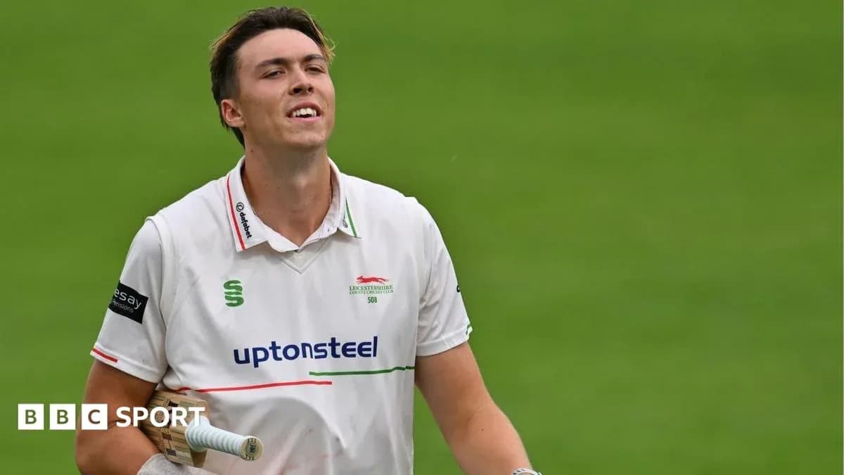 Joueur de cricket de Leicestershire en tenue de match Joueur de cricket de Leicestershire en tenue de match