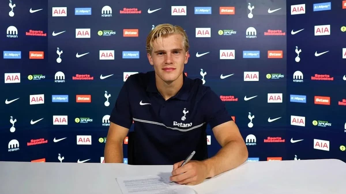 Joueur signant un contrat avec Tottenham Hotspur Joueur signant un contrat avec Tottenham Hotspur