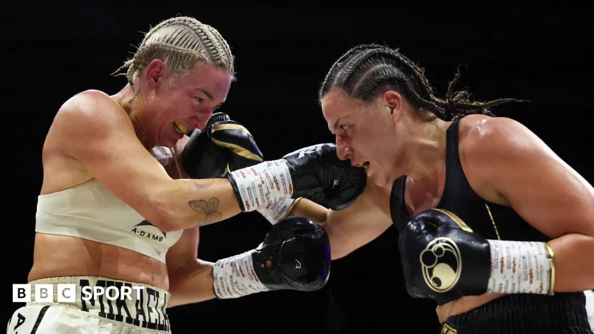 Deux boxeuses se battant sur le ring Deux boxeuses se battant sur le ring