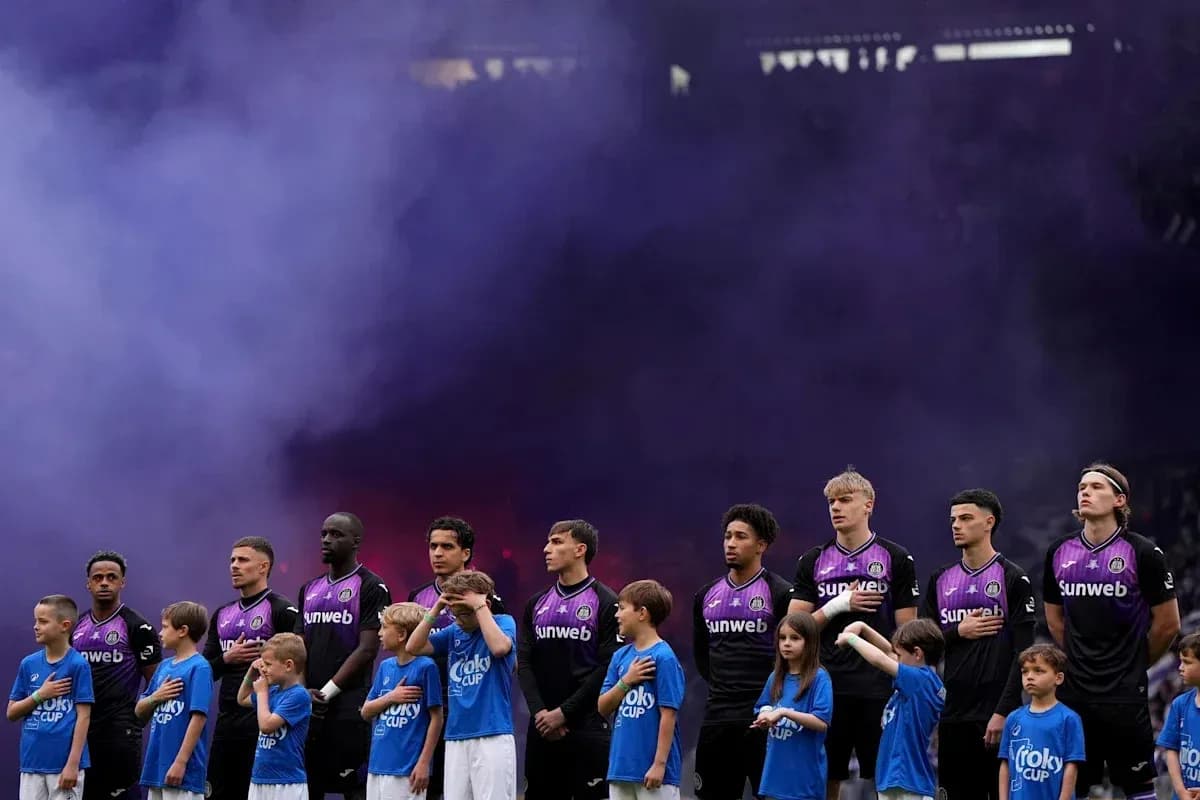 Équipe en uniforme avant le match avec des enfants Équipe en uniforme avant le match avec des enfants
