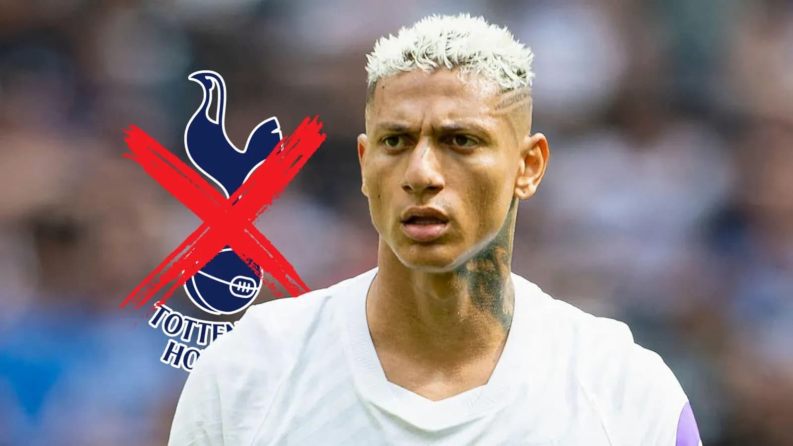 Joueur avec cheveux blonds sur terrain de football Joueur avec cheveux blonds sur terrain de football