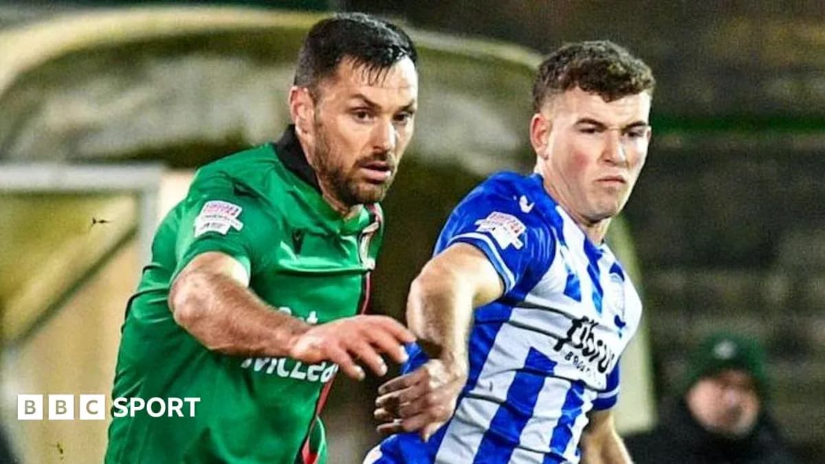 Deux joueurs se disputant le ballon sur le terrain Deux joueurs se disputant le ballon sur le terrain