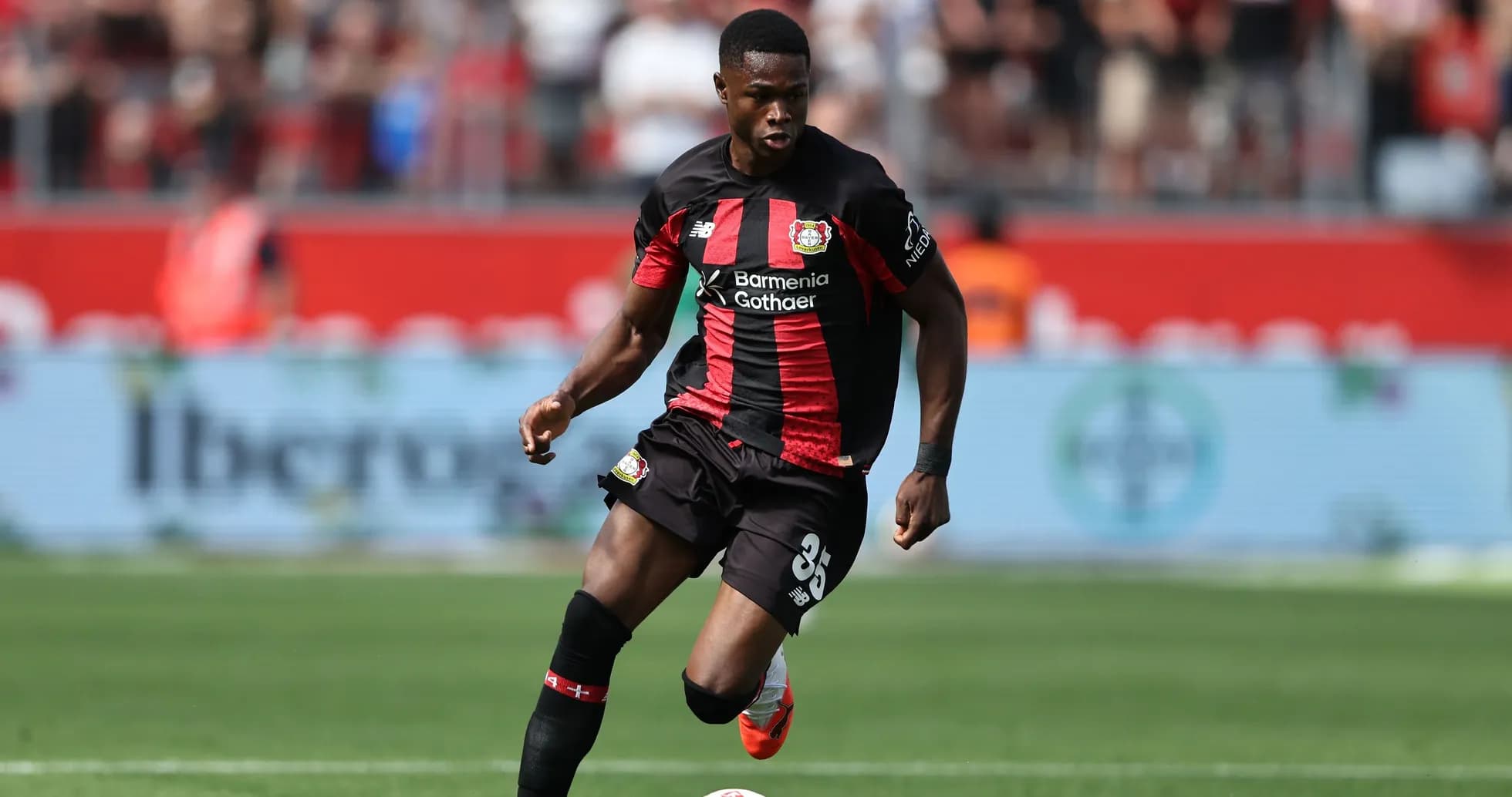 Joueur de Bayer 04 Leverkusen en action sur le terrain Joueur de Bayer 04 Leverkusen en action sur le terrain