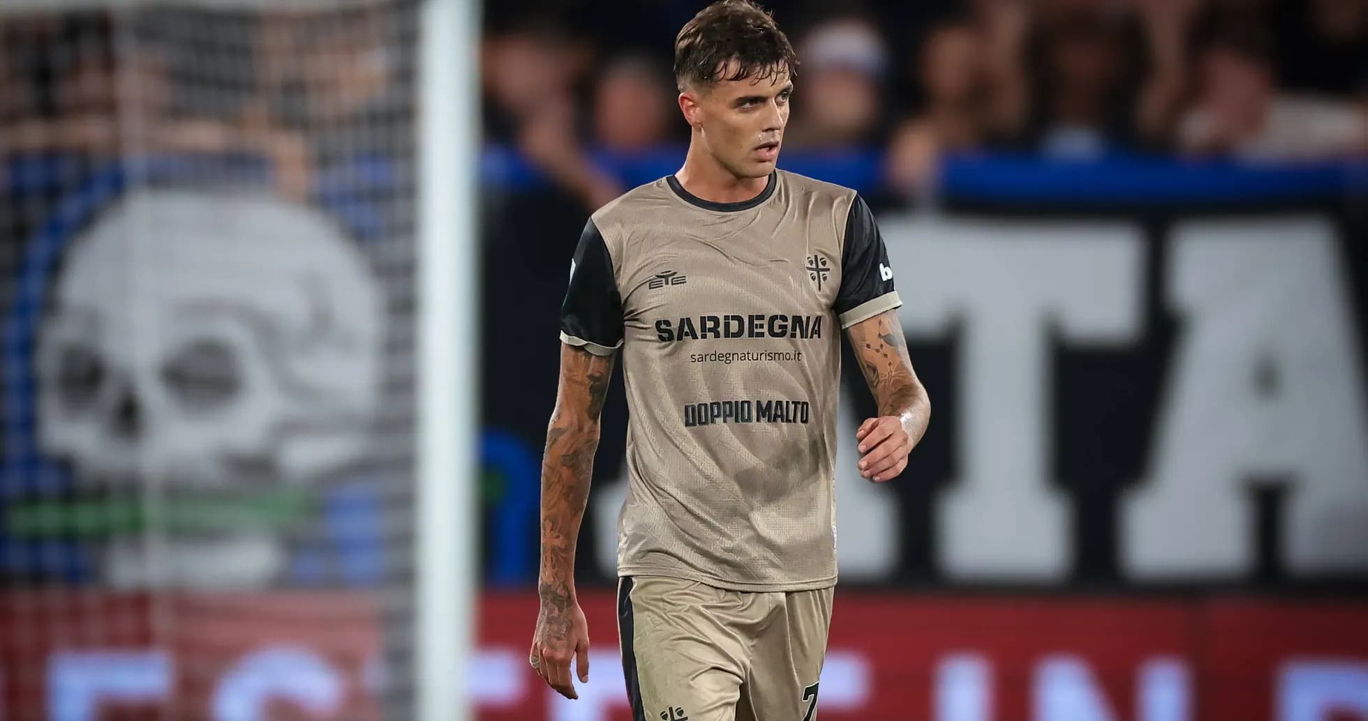 Joueur en uniforme de football sur le terrain Joueur en uniforme de football sur le terrain