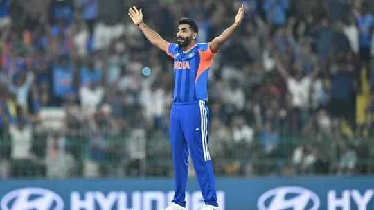 Joueur indien célébrant un wicket devant la foule Joueur indien célébrant un wicket devant la foule