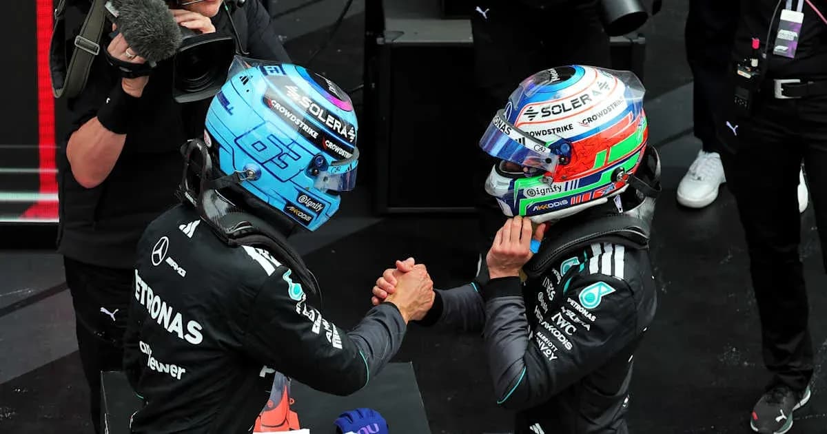 Pilotes de F1 se serrant la main sur le podium Pilotes de F1 se serrant la main sur le podium