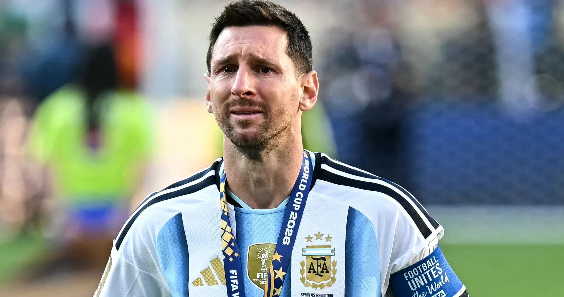 Lionel Messi avec une médaille après un match Lionel Messi avec une médaille après un match