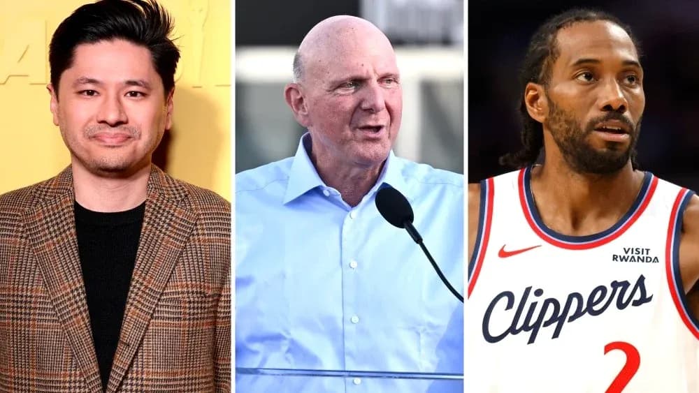 Trois personnes, dont un joueur des Clippers, discutant Trois personnes, dont un joueur des Clippers, discutant