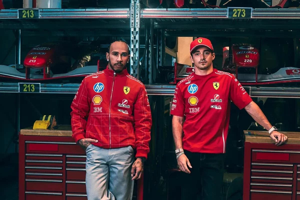 Lewis Hamilton et Charles Leclerc en tenue Ferrari Lewis Hamilton et Charles Leclerc en tenue Ferrari