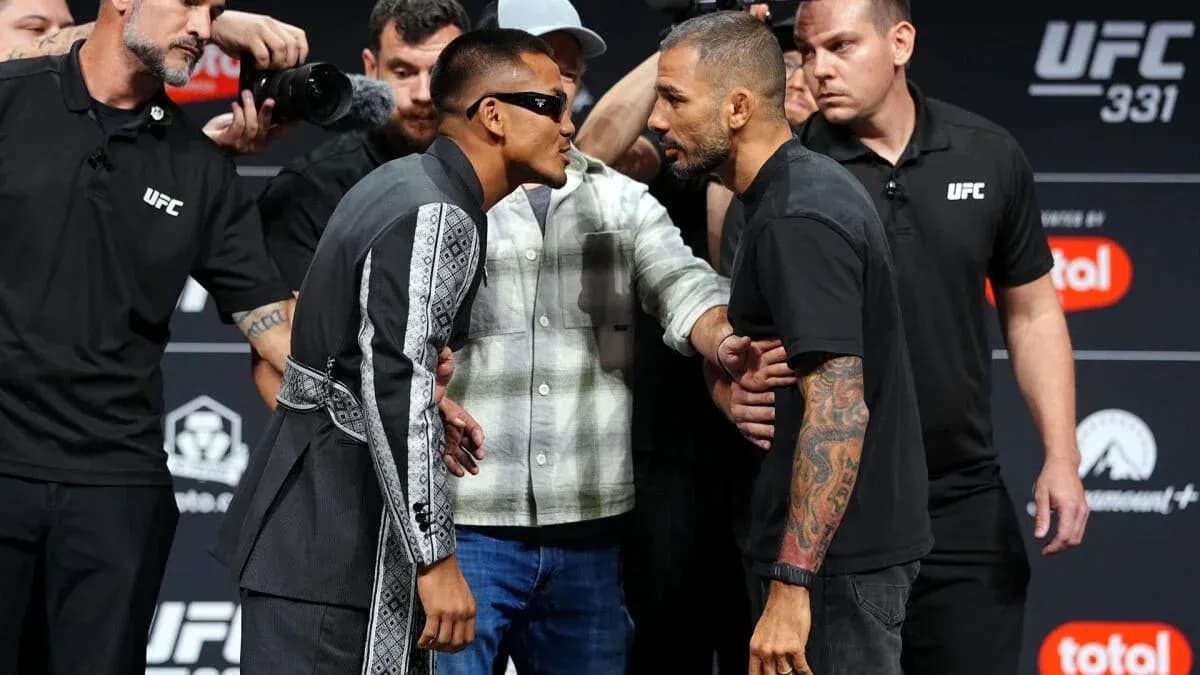 Deux combattants face à face lors de l'UFC 331 Deux combattants face à face lors de l'UFC 331