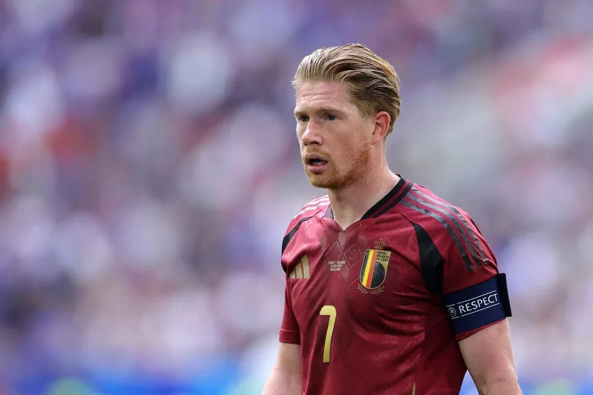 Joueur belge en action sur le terrain de football Joueur belge en action sur le terrain de football