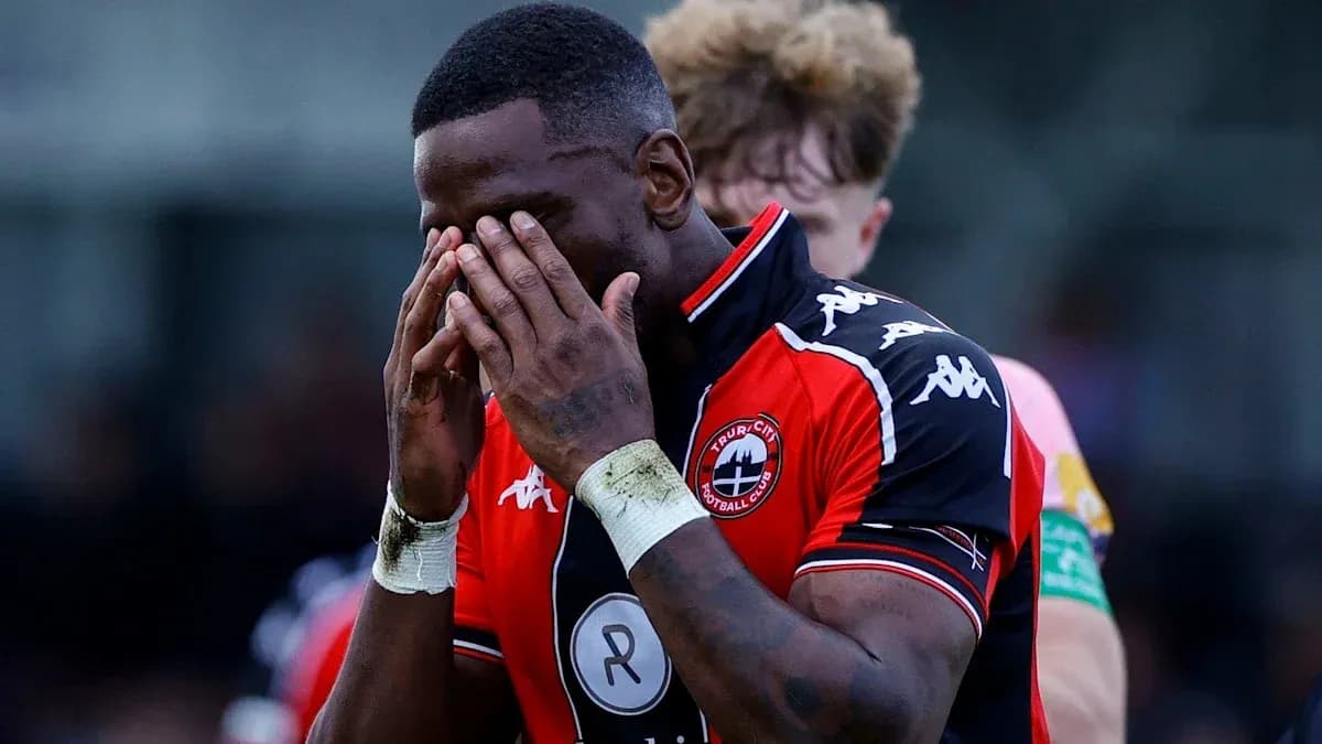 Joueur de Truro City se tenant le visage après un match Joueur de Truro City se tenant le visage après un match