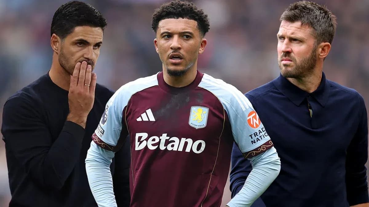 Trois hommes discutant pendant un match de football Trois hommes discutant pendant un match de football